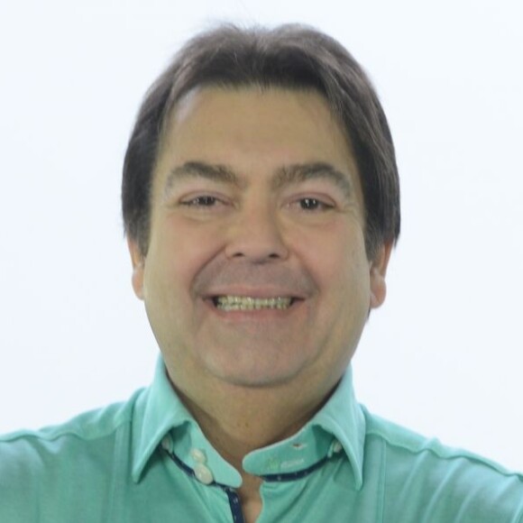 Faustão foi surpreendido pelo filho João Guilherme com banho de pipoca no palco de seu programa na Globo