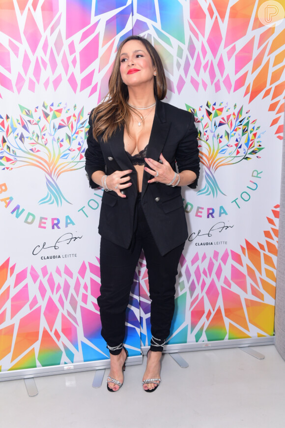 Claudia Leitte usa sutiã rendado para lançamento de nova música nesta sexta-feira, dia 11 de outubro de 2019