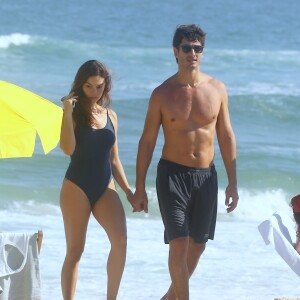 Isis Valverde foi fotografada na praia com o marido, André Resende