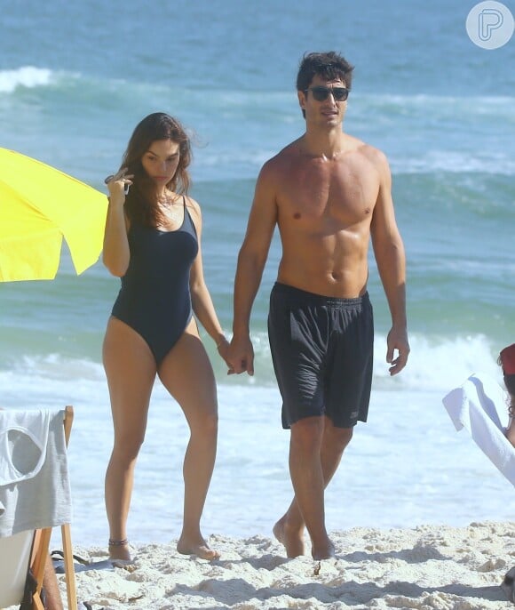 Isis Valverde foi fotografada na praia com o marido, André Resende