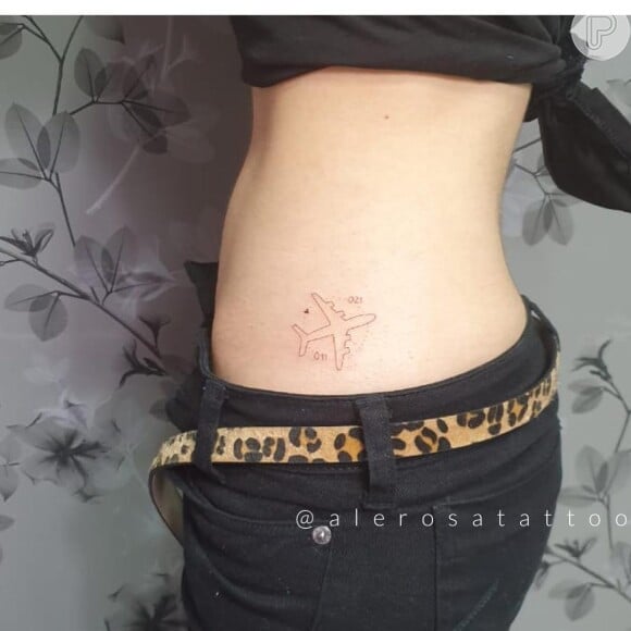 Klara Castanho exibiu nova tatuagem na cintura nesta quarta-feira, 16 de outubro de 2019