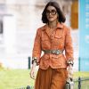 Jaqueta com cinto: Camila Coelho mostra que é possível usar cinto por cima da jaqueta como uma fashionista