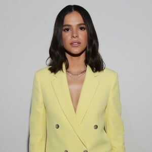 Bruna Marquezine usa sandália de bico quadrado branca da marca Bottega Veneta 