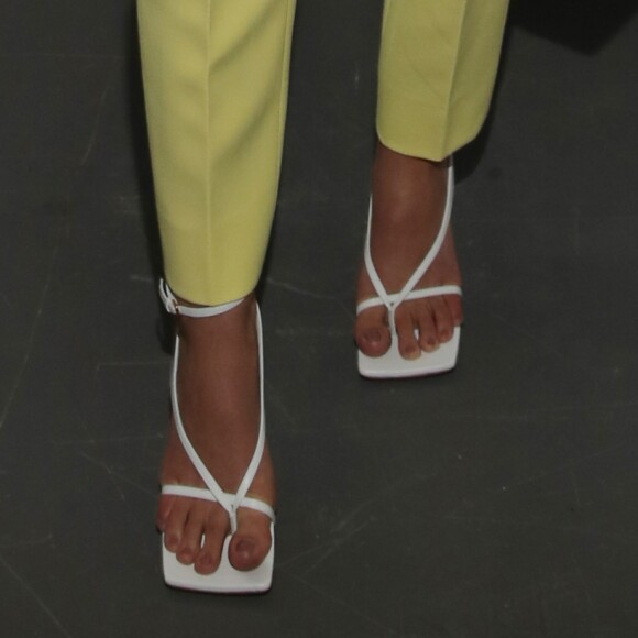 Sandália Bottega Veneta usada por Bruna Marquezine custa R$ 3,5 mil