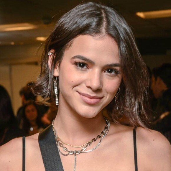 Mood 90's: Bruna Marquezine alia slipdress a sandália quadrada em evento gospel