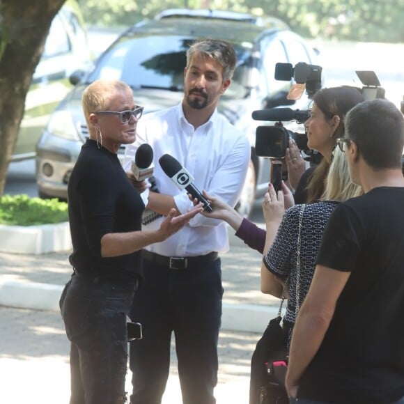 Xuxa Meneghel conversou com a imprensa sobre a morte de Maurício Sherman