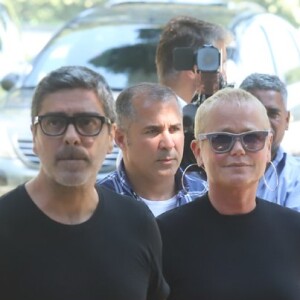 Xuxa Meneghel chegou ao velório de mãos dadas com Junno Andrade