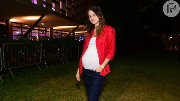 Laura Neiva, grávida de 7 meses, alia conforto e estilo em look na SPFW nesta sexta-feira, dia 18 de outubro de 2019