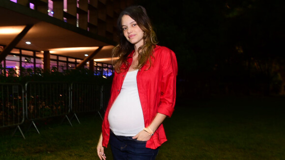 Laura Neiva, grávida de 7 meses, alia conforto e estilo em look na SPFW. Fotos!