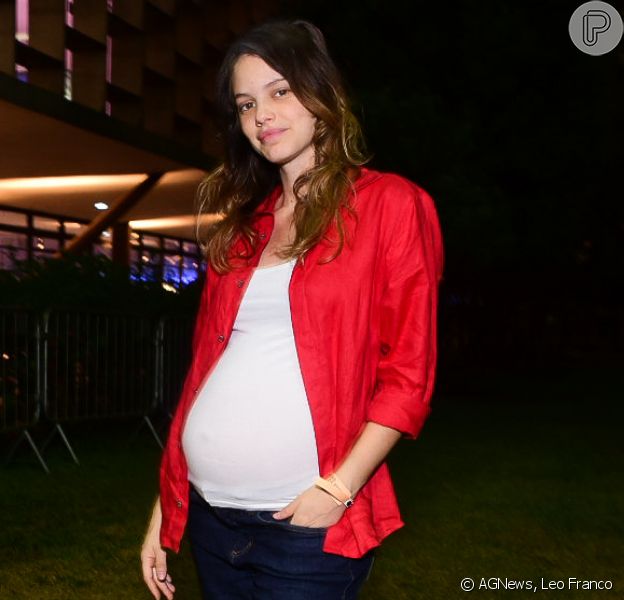 Laura Neiva, grávida de 7 meses, alia conforto e estilo em look na SPFW nesta sexta-feira, dia 18 de outubro de 2019