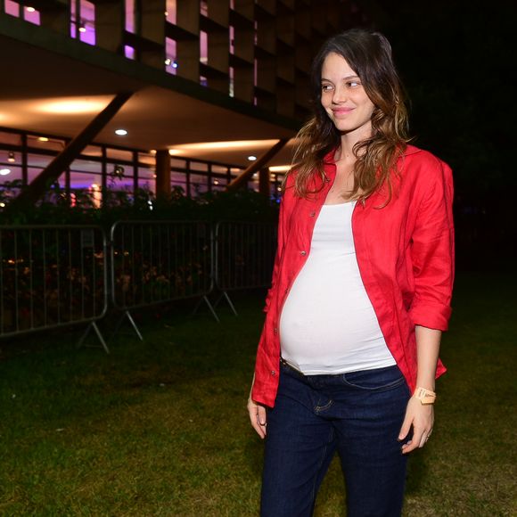 Laura Neiva evidenciou a barriga de 7 meses com uma regata branca no look