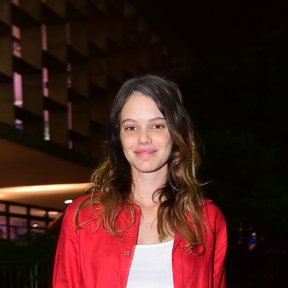 Laura Neiva dispensou uma make elaborada ao marcar presença no SPFW