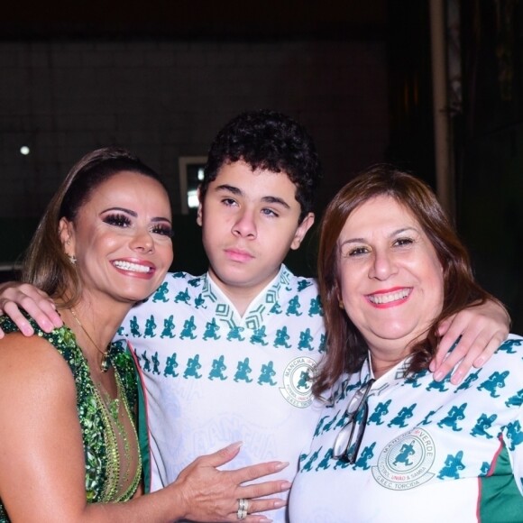 Viviane Araujo posou com Silvia Grecco, vencedora do prêmio Fifa Fan Award