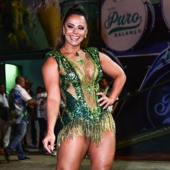 Corpo definido de Viviane Araujo chamou atenção na web neste sábado, 19 de outubro de 2019