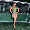 Viviane Araujo usou look curto e deixou pernas torneadas à mostra