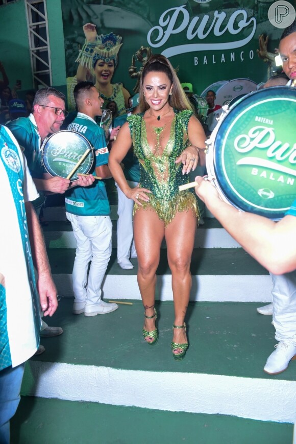 Viviane Araujo caiu no samba no aniversário de 24 anos da Mancha Verde