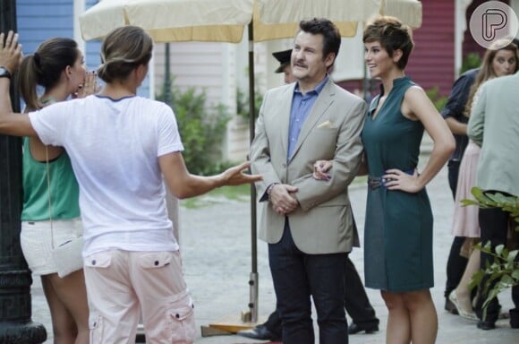 Mustafa (Antonio Calloni) e Aisha (Dani Moreno) encontram Drica (Mariana Rios) e Pepeu (Ivan Mendes) por acaso e ajudam o casal a se explicar, em 'Salve Jorge'