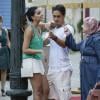 Uma senhora turca fica revoltada com Drica (Mariana Rios) e Pepeu (Ivan Mendes), por se beijarem na rua, em 'Salve Jorge'