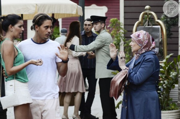 Drica (Mariana Rios) e Pepeu (Ivan Mendes) são recriminados por não respeitarem os costumes e a tradição turca, que não permite beijos em público, em 'Salve Jorge'