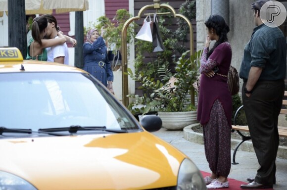 Drica (Mariana Rios) e Pepeu (Ivan Mendes) se beijam em uma rua de Istambul e criam confusão em 'Salve Jorge', em 2 de março de 2013