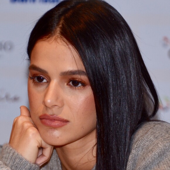 Bruna Marquezine rebate fã que disse que ela 'calada' era uma 'poetisa': 'Você sem me seguir é benção'