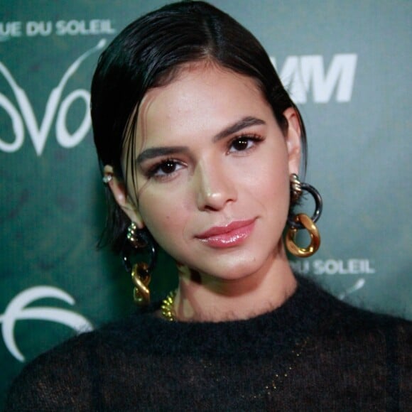 Bruna Marquezine rebateu fã que disse que ela fez a postagem para aparecer: 'Se tem uma coisa que eu não preciso é biscoito'