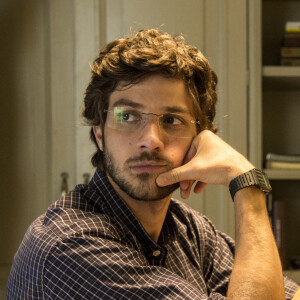 Danilo (Chay Suede) muda de vida ao perceber que é muito dependente da mãe, Thelma (Adriana Esteves) na novela 'Amor de Mãe'