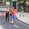 Depois de passarem um tempo na academia, Enzo Celulari e Jéssica Günter foram correr na orla da Barra da Tijuca, no Rio