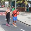 Depois de passarem um tempo na academia, Enzo Celulari e Jéssica Günter foram correr na orla da Barra da Tijuca, no Rio