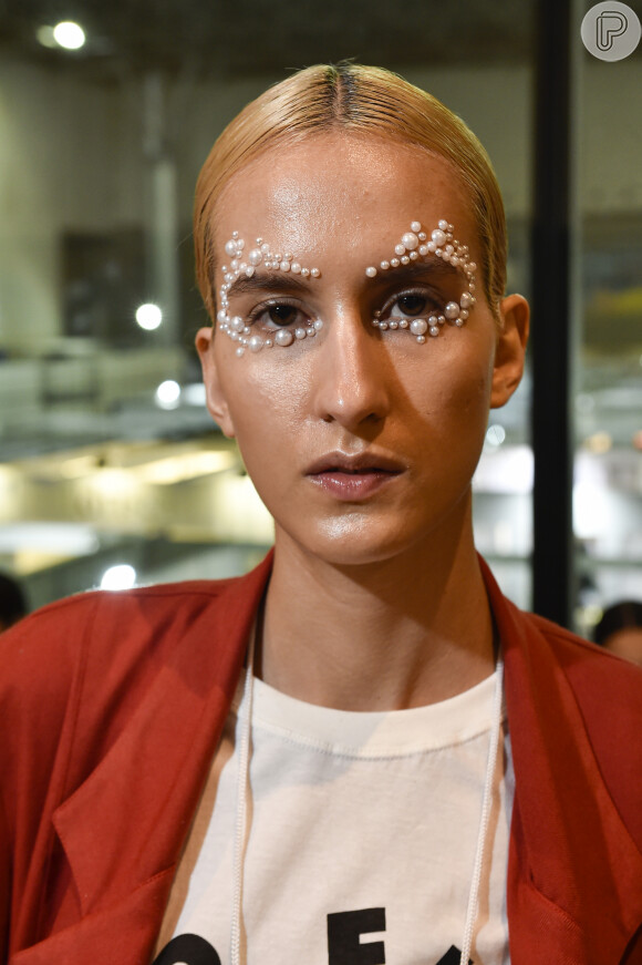 Maquiagem com brilho nos olhos é tendência entre as famosas fashionistas e fez sucesso também no Minas Trend