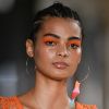 Sombra laranja: a cor vibrante com pegada neon foi combinada com a roupa da modelo no Minas Trend