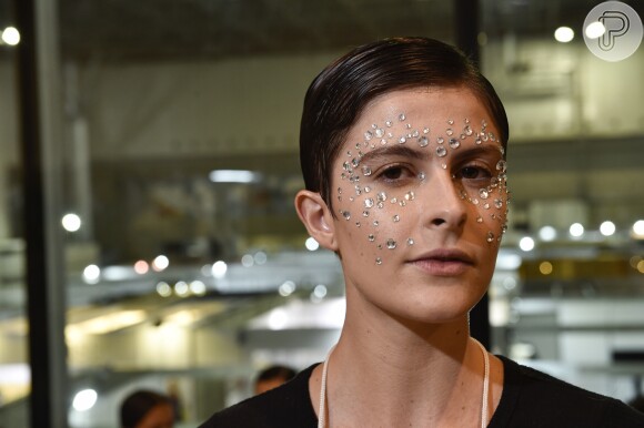 Maquiagem com brilho: pedrinhas de strass chamaram atenção no desfile de abertura do Minas Trend