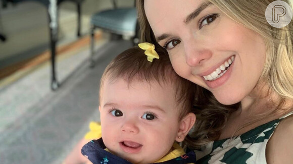 Thaeme Mariôto posou de maiô em foto com a filha, Liz, nesta segunda-feira, 28 de outubro de 2019