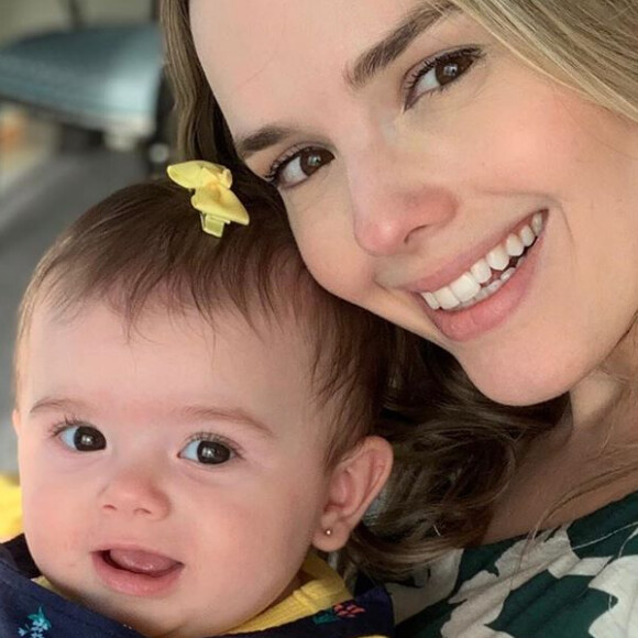 Thaeme Mariôto posou de maiô em foto com a filha, Liz, nesta segunda-feira, 28 de outubro de 2019