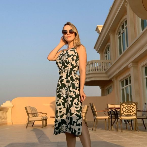 Thaeme Mariôto posou em sacada de hotel em Dubai, nos Emirados Árabes