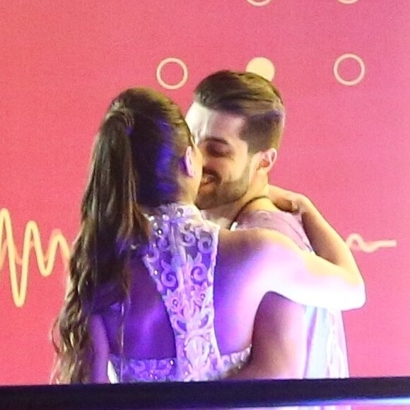 Grávida do primeiro filho, Romana Novais recebeu carinho do marido, Alok, durante malhação: 'Meus meninos treinando comigo'