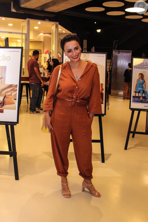 Look da moda: Suzana Pires, anfitriã da noite, usou conjuntinho trendy Lily Sarti e sandália de amarração da Arezzo para a exibição de filmes vencedores no concurso 'Mulheres Brasileiras'