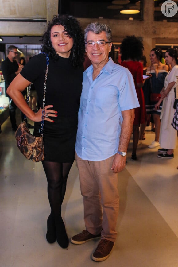 Vestido mood 'pretinho básico' foi a escolha de Dadá Coelho para o evento ao lado do marido, Paulo Betti