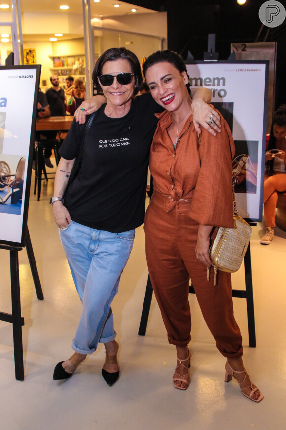 Calça jeans e camiseta foi a aposta da cantora Marina Lima para o evento. Detalhe para o trecho da sua música 'Pra Começar' na t-shirt com os dizeres ''Que tudo caia, Pois tudo raia'. Na foto, ela posa com Suzana Pires