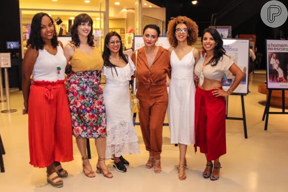 Suzana Pires posa com as roteiristas Claudia Roberta, Ana Celia Costa, Mirtes Agda Santana, Samira Ramalho e Angélica Rodrigues