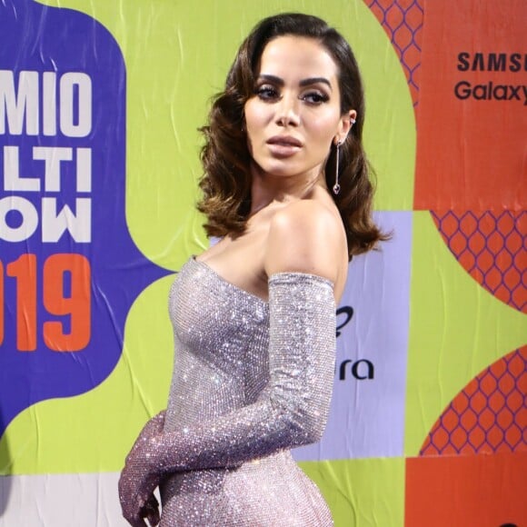 Anitta apostou em modelitos escolhidos pelo stylist André Philipe