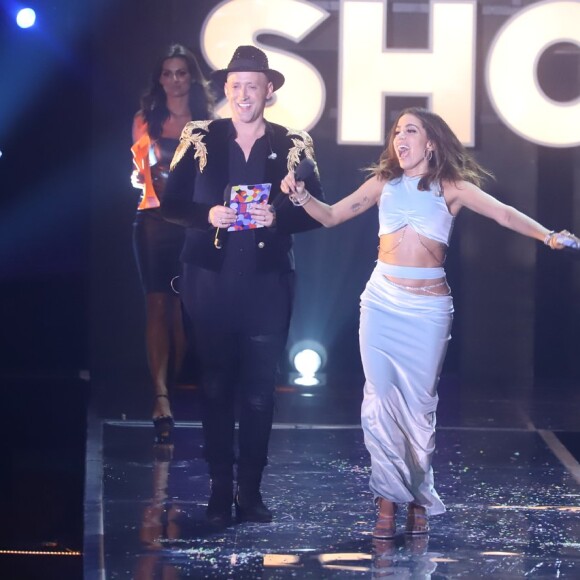 Anitta apostou no modelo dois em um: vestido e cropped com saia