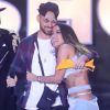 Anitta abraça o produtor Papatinho, com quem trabalhou no hit 'Onda Diferente'