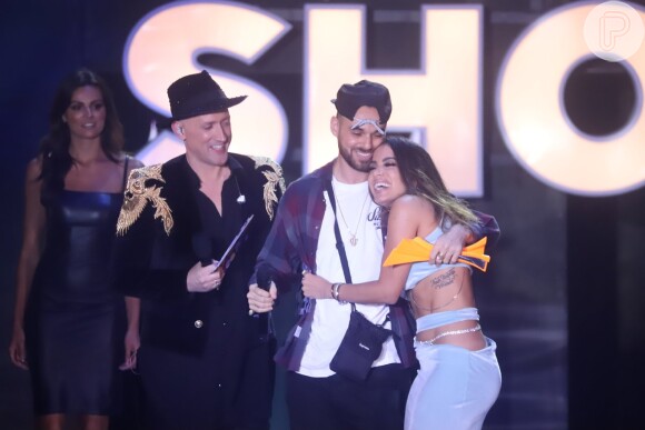 Anitta abraça o produtor Papatinho, com quem trabalhou no hit 'Onda Diferente'