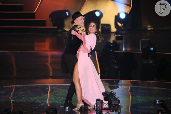 Anitta dança com Paulo Gustavo no palco do Prêmio Multishow