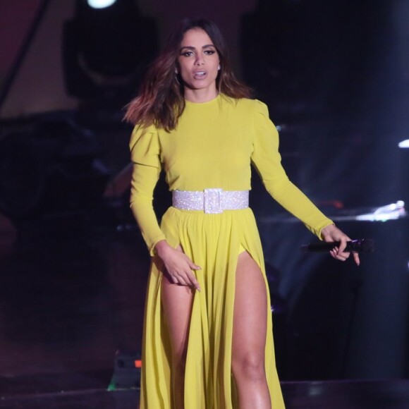 Anitta trocou de look para performance com Marília Mendonça no palco do Prêmo Multishow 2019