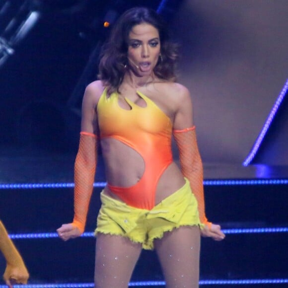 Anitta apresenta medley com maiores hits no Prêmio Multishow