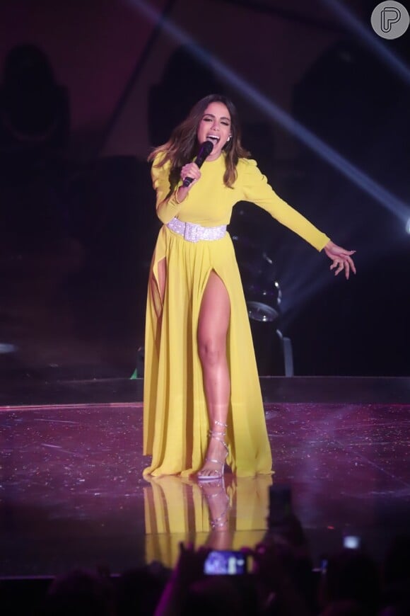 Anitta investiu em um vestido fluido amarelo, com ombros mais estruturados e duas fendas generosas