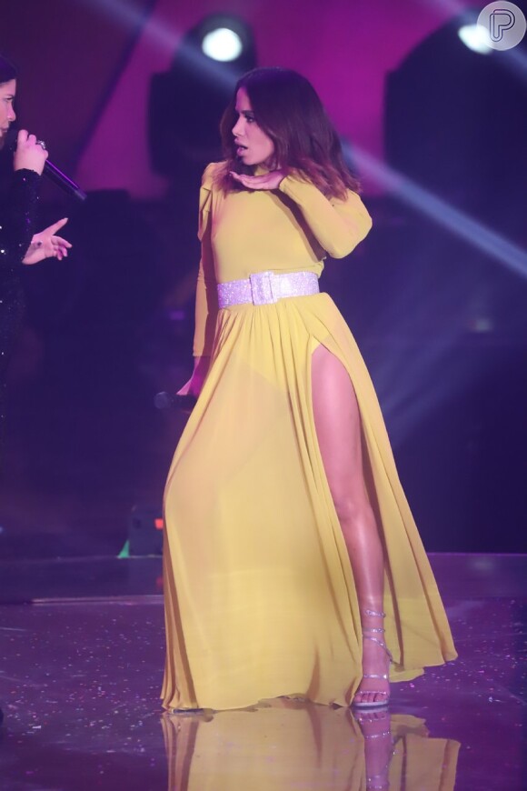 Anitta dança e diverte público ao lançar hit 'Some Que Ele Vem Atrás'