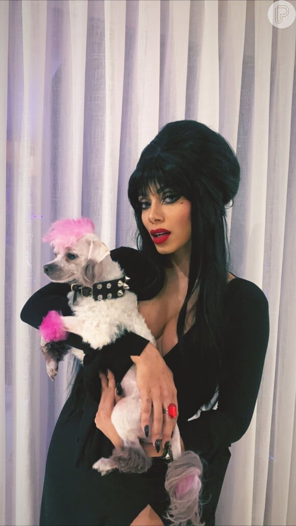 Anitta transformou o visual do pet Serafim para encarnar na personagem Elvira